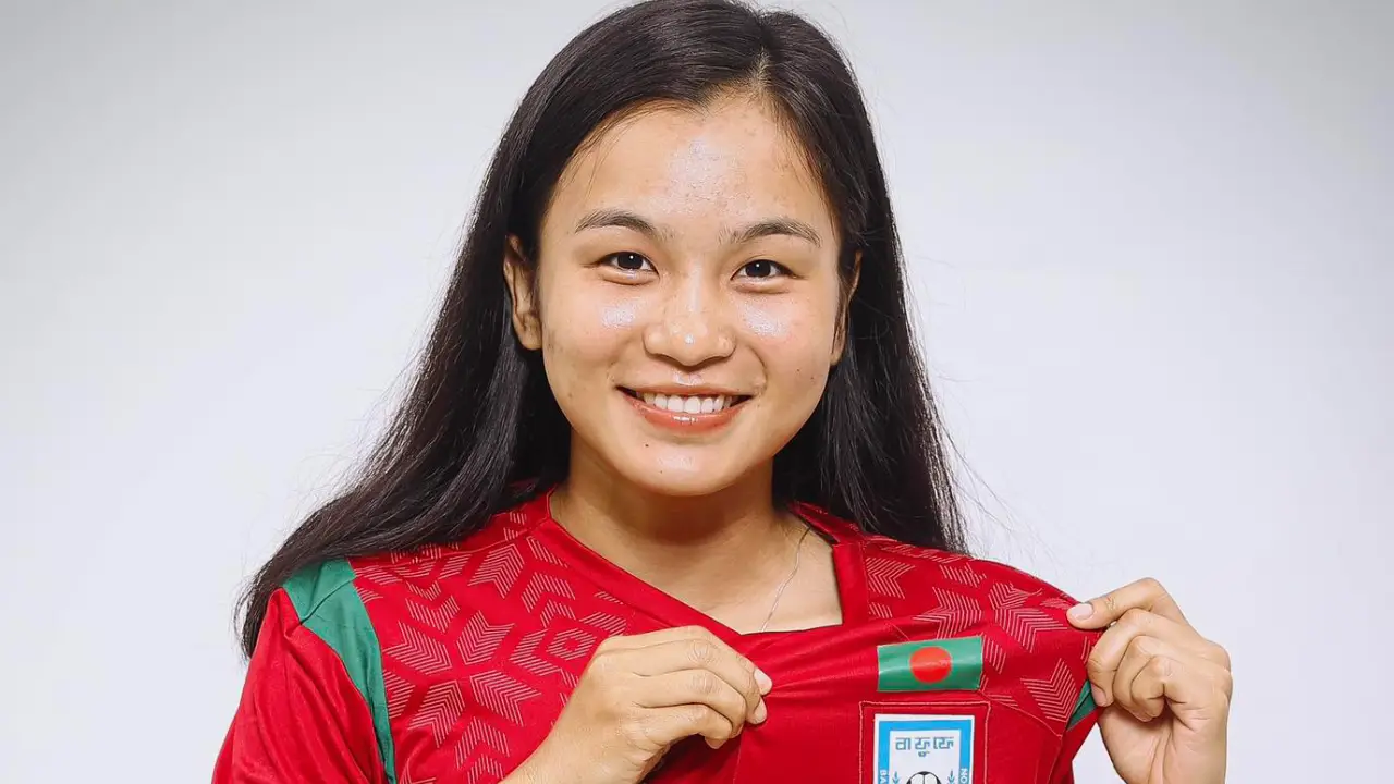 অর্থ নয়, মায়ের জন্য সবার দোয়া চাইলেন ঋতুপর্ণা